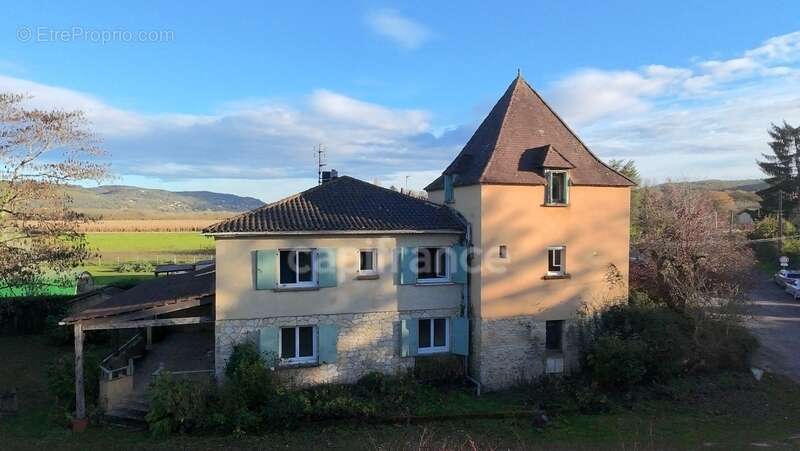 A vendre, Maison de 230m² à Saint-Cyprien avec maison d'habitation et deux gîtes et piscine - photo 2