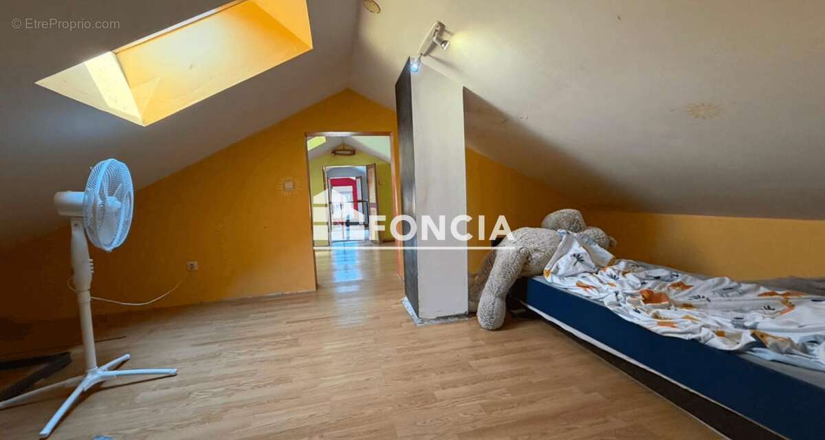 Le Montat, belle maison de 6 pieces, environ 134m2, sur une parcelle d'environ 2855 m2 - photo 11