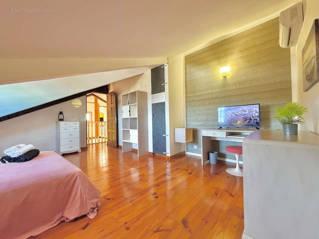 À vendre – Villa T11 d'exception avec piscine, jacuzzi et fort potentiel locatif – Mont-Vert-les-Bas (Saint-Pierre) - photo 13