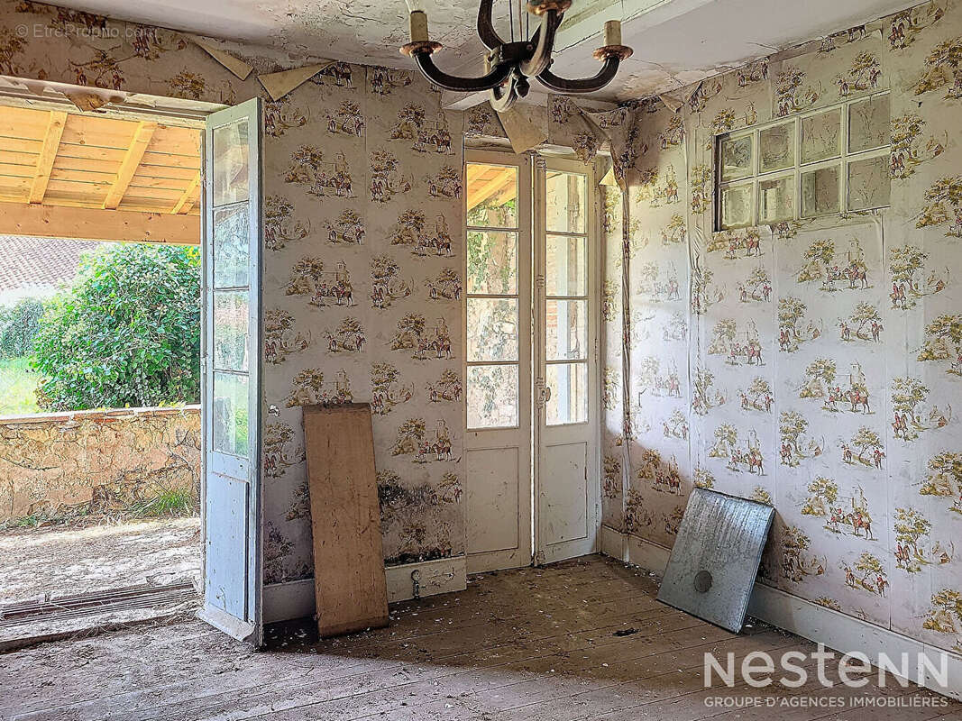 A Vendre Ensemble immobilier en pierre à rénover de 182 m² avec garage de 88 m² - photo 2