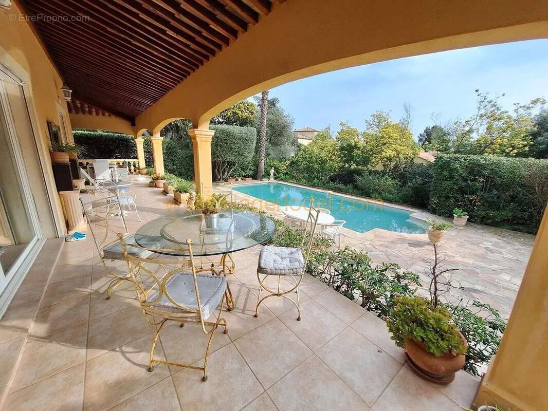 Maison à ROQUEBRUNE-SUR-ARGENS