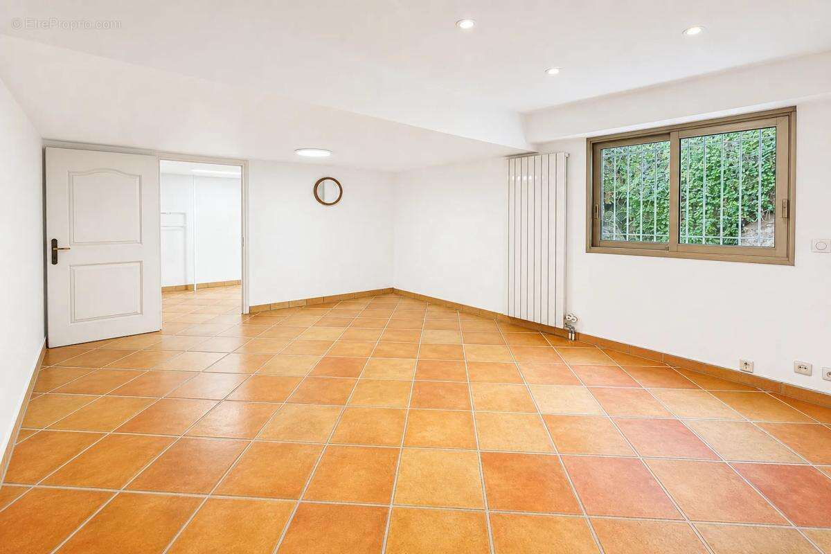 Bien rare à Antibes : appartement-villa avec jardin privé - photo 12