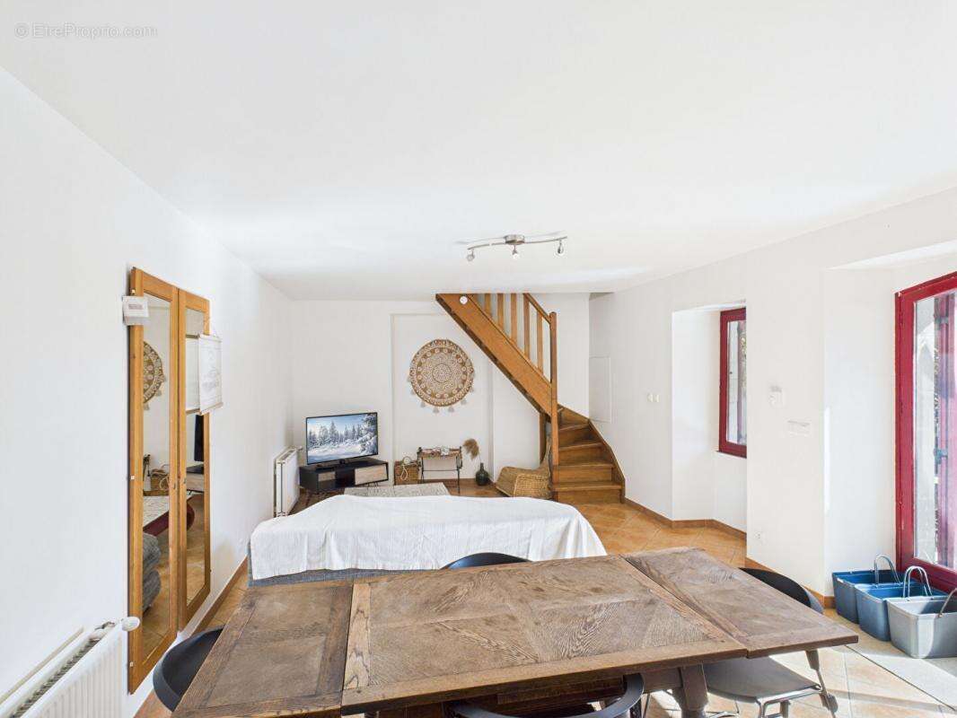 Maison à ALBA-LA-ROMAINE