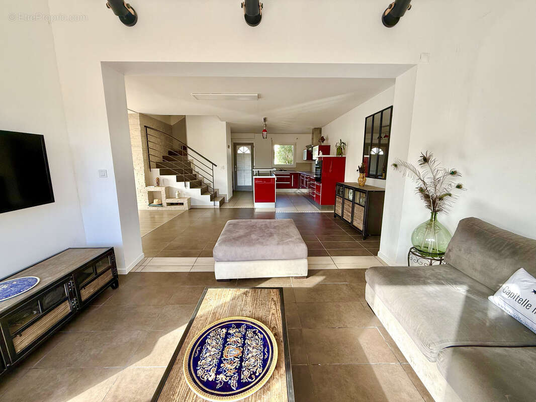 Maison à VIC-LA-GARDIOLE