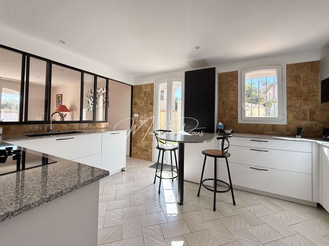 Maison 190 m² à Saint-Esteve  - photo 6