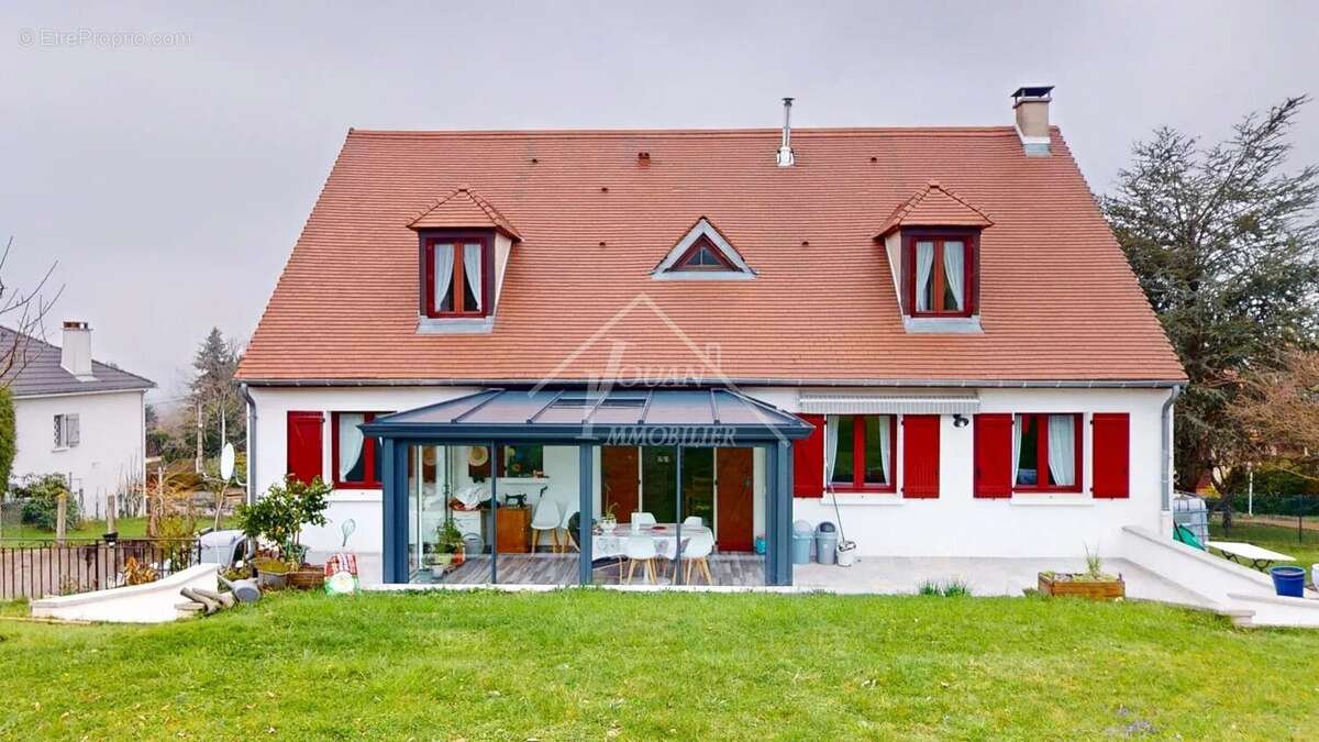 Maison à CREUZIER-LE-VIEUX