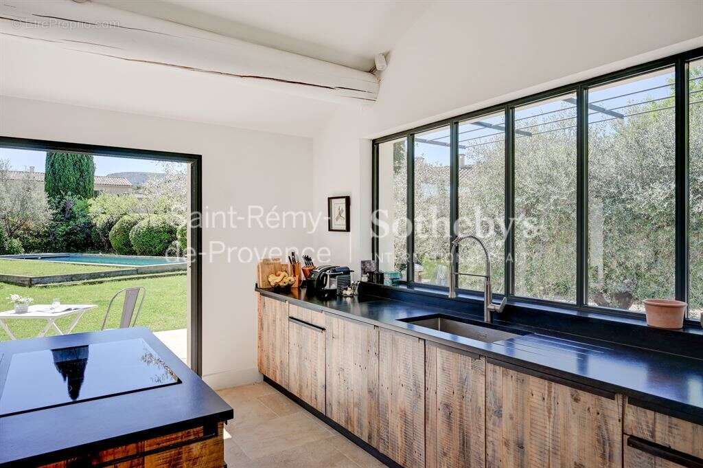 Exclusivité. Rare, Eygalières, belle maison rénovée en centre village avec jardin et piscine - photo 14
