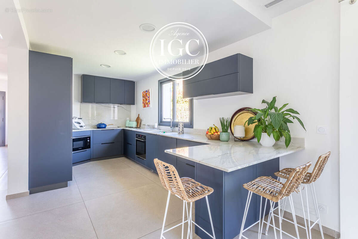 Villa de 200 m2 avec vue mer à Carry - photo 6