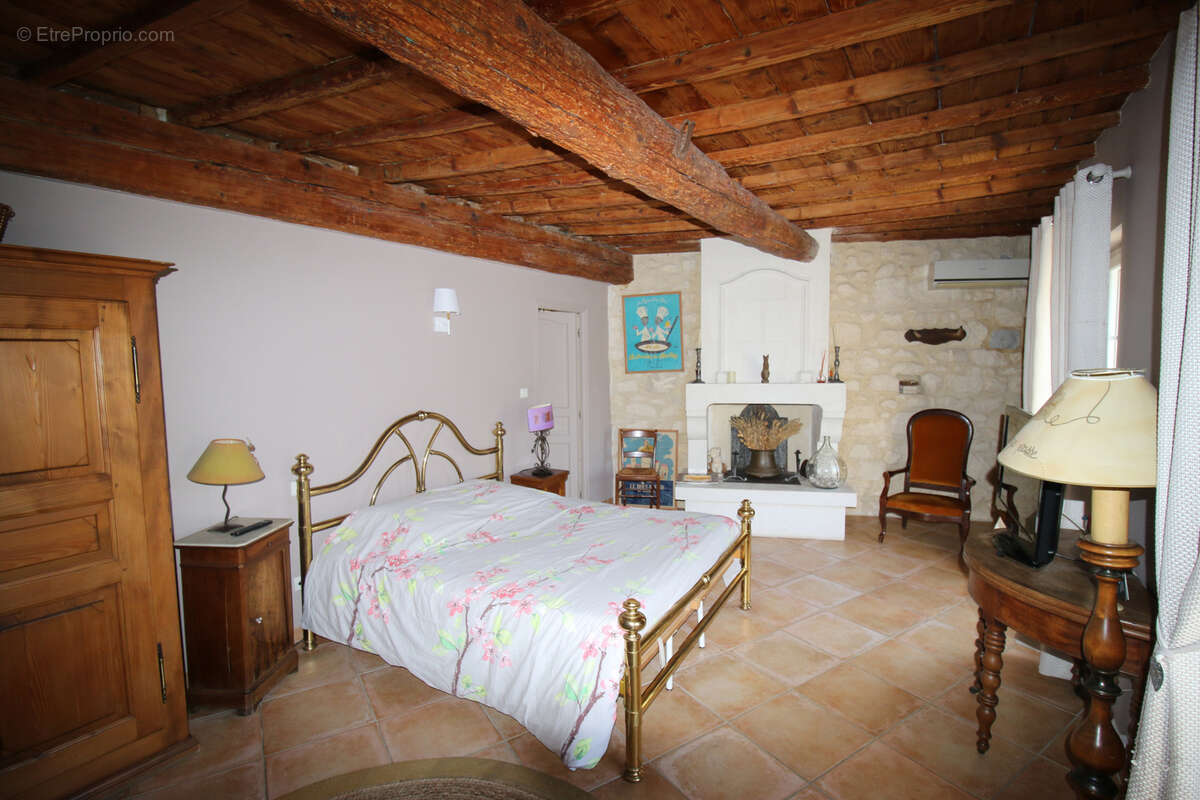 Maison de maître avec jardin, pisicine, parkings. - photo 3