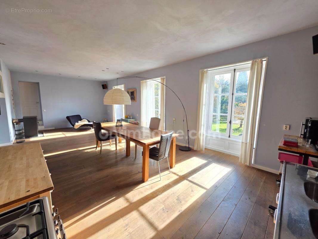 Gros potentiel pour cette tres belle propriete de 19ha avec chateau et batiment de + de 1200 m² - photo 12