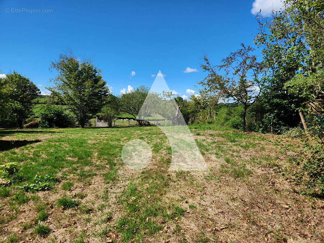 Terrain à SAINT-ROMAIN-SOUS-GOURDON
