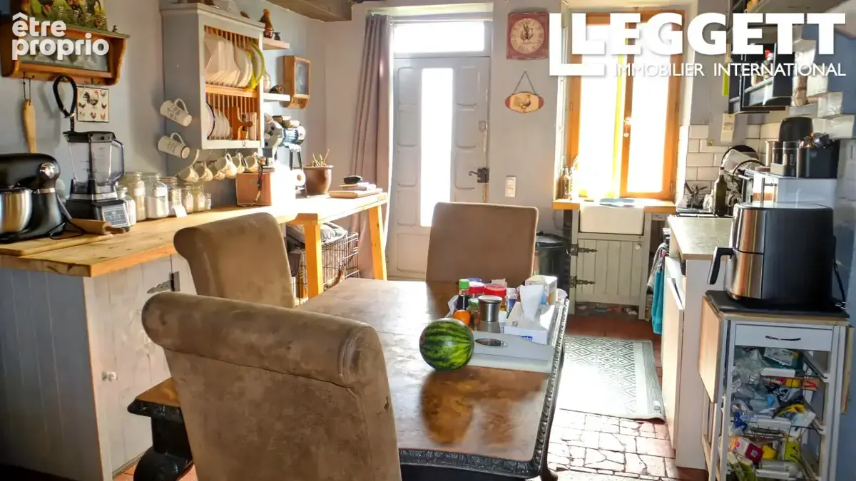 Propriété avec 2 ou 3 chambres, 2 granges (dont l'une comprend 6 boxes) et un terrain pour chevaux - photo 4