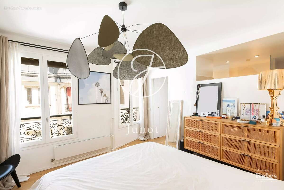 Paris 9e - BLANCHE - Appartement - 3 pièces - 70,06m² Carrez - 69,63m² au sol - 1 chambre - 1 bureau -  Balcon filant - photo 10