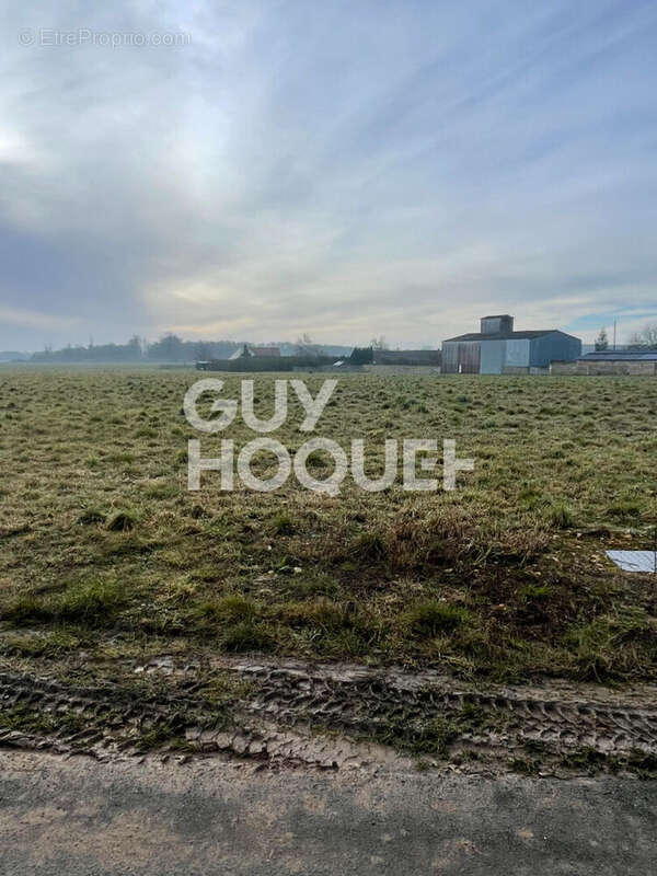 Terrain à MARCILLY-LA-CAMPAGNE