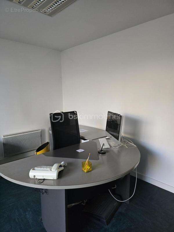 Immeuble de bureaux sur 3 niveaux avec appartement indépendant, opportunité d'investissement rare - photo 5