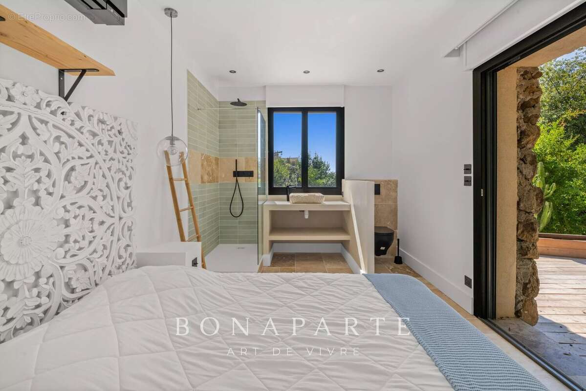 Aux portes de SUPER CANNES, élégante villa entiérement rénové - vue mer panoramique - position dominante - photo 22