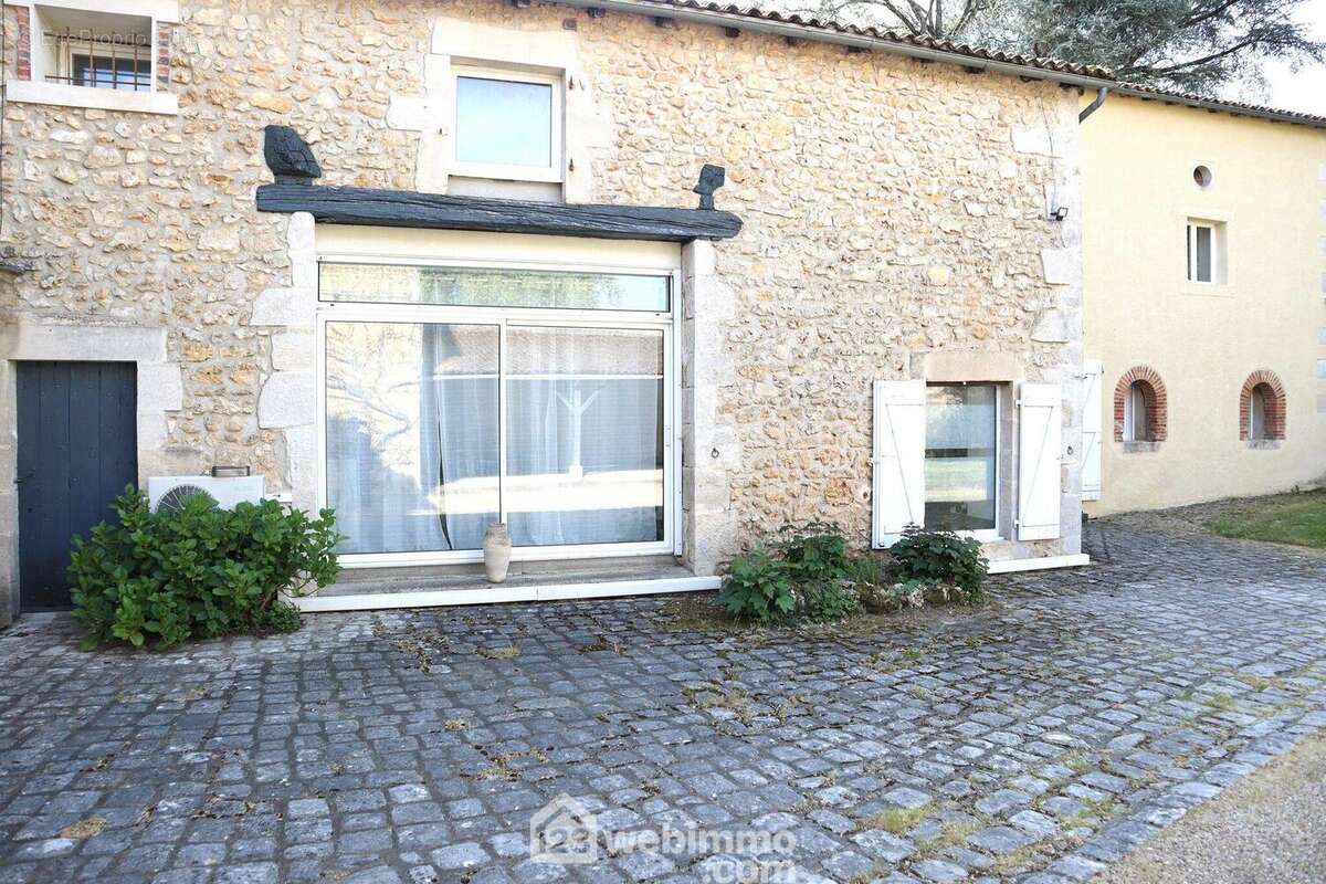 Au-delà, accès à la maison en pierre entièrement rénovée. - Maison à LUSSAC-LES-CHATEAUX