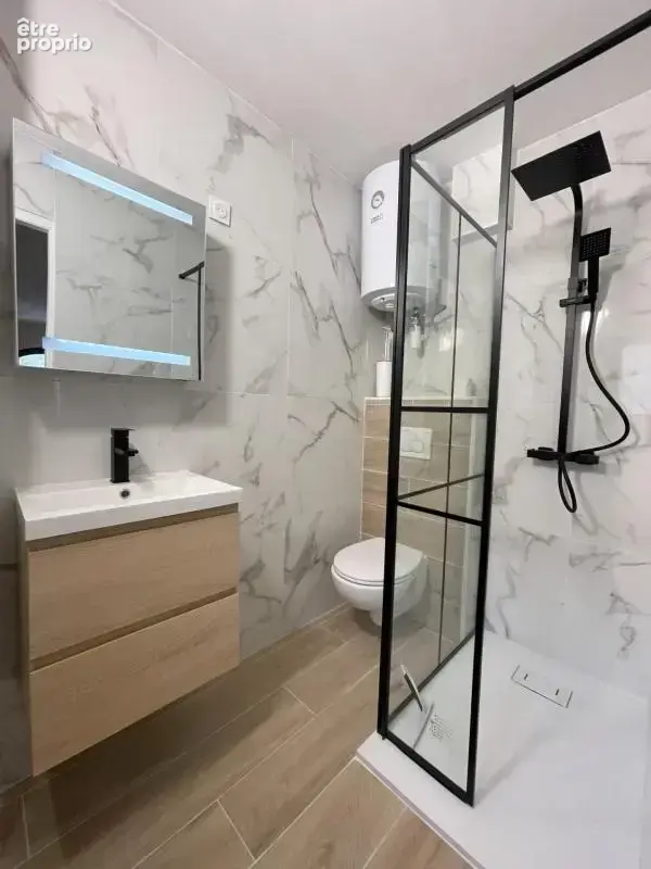 Aigues-mortes intra-muros – studio 23 m² entièrement rénové – vue exceptionnelle sur la place saint-louis - photo 6