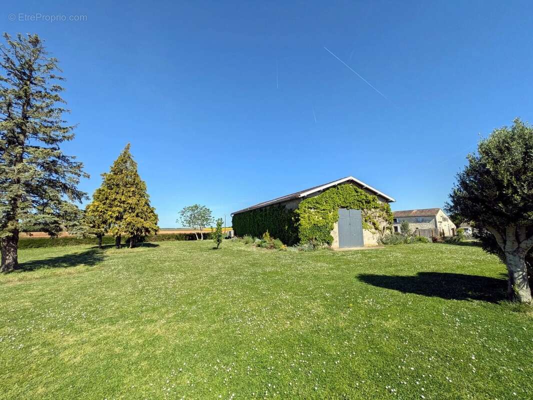 Belle ferme charentaise avec panneaux solaires et vues dégagées - photo 14