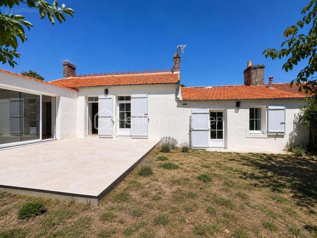 Barbatre  maison entièrement rénovée 120 m² • 3 chambres • annexes  à 160 mètres de la plage • - photo 14