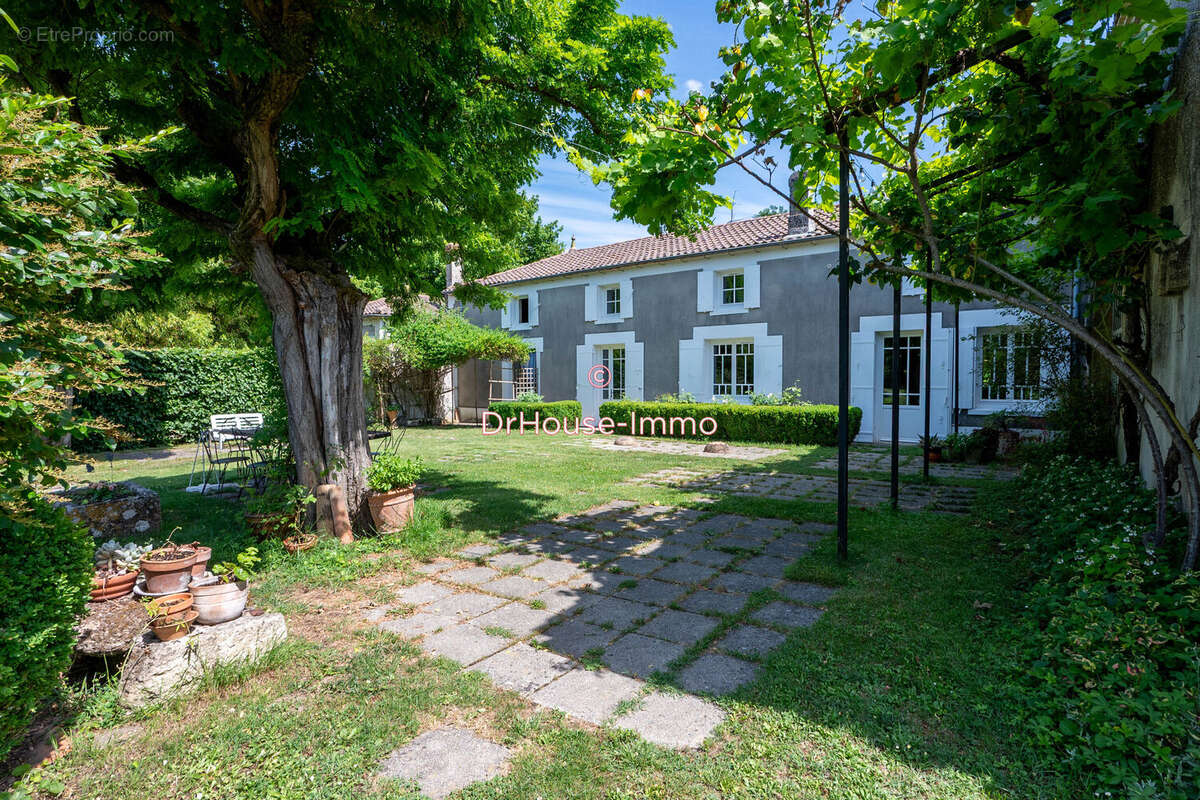 Maison 600 m² à Saint-Emilion  - photo 7
