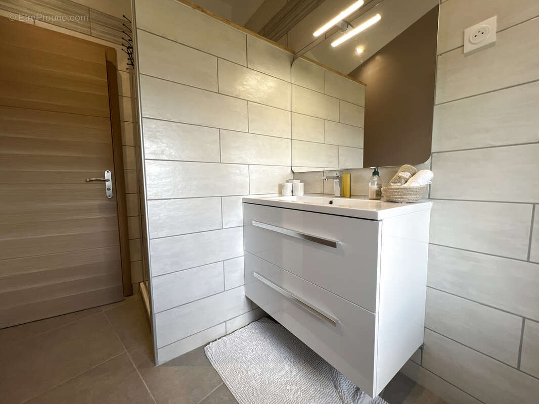 Maison à SAINT-JULIEN-MOLIN-MOLETTE