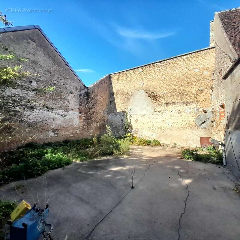 Commerce à VILLENEUVE-SUR-YONNE