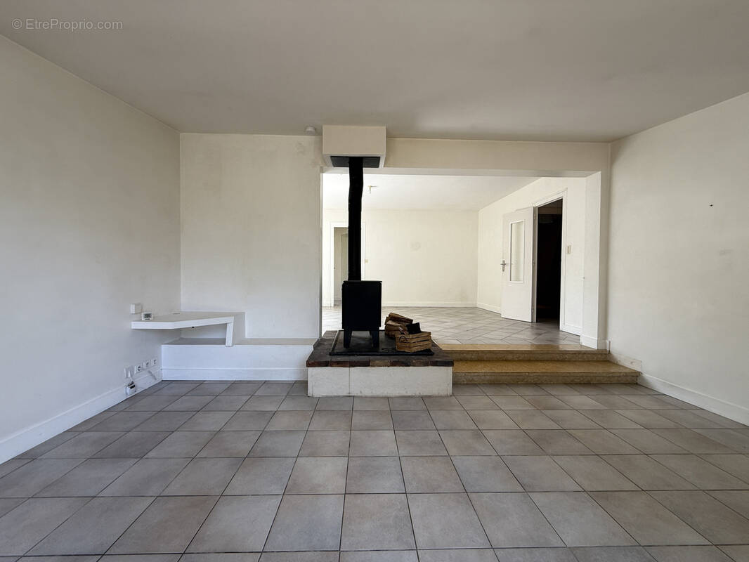 Maison à SAINT-MEDARD-DE-GUIZIERES