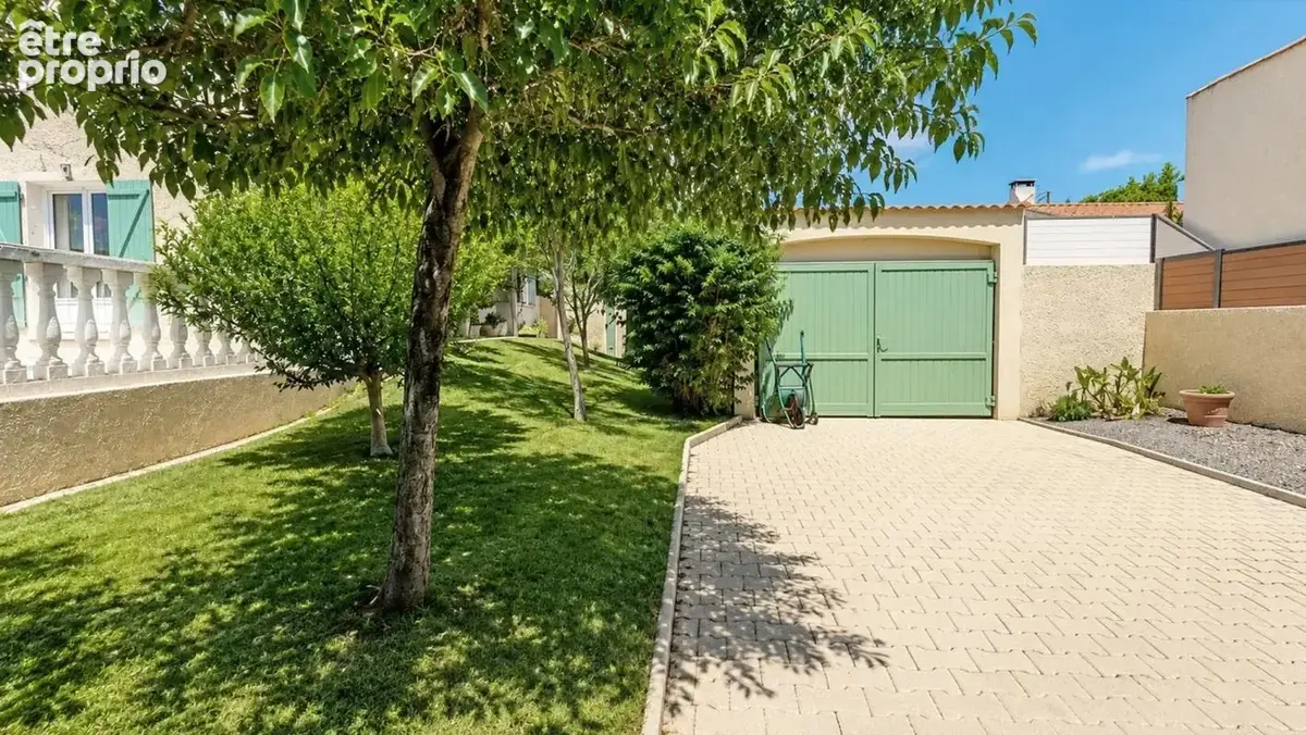 EYGUIÈRES (13)  Maison de 165 m² habitables, 5 chambres avec piscine, cour & garage - photo 18