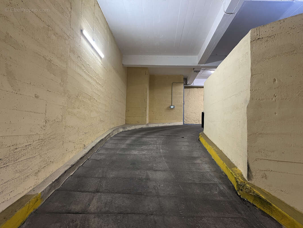 Parking à PARIS-18E