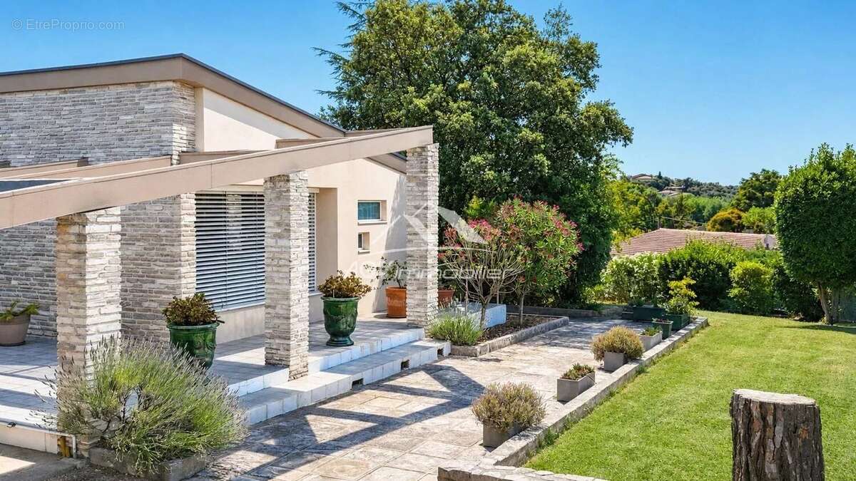 Maison d 'architecte de 200 m² habitable - piscine - 2540m² de terrain - 2 logements - photo 3