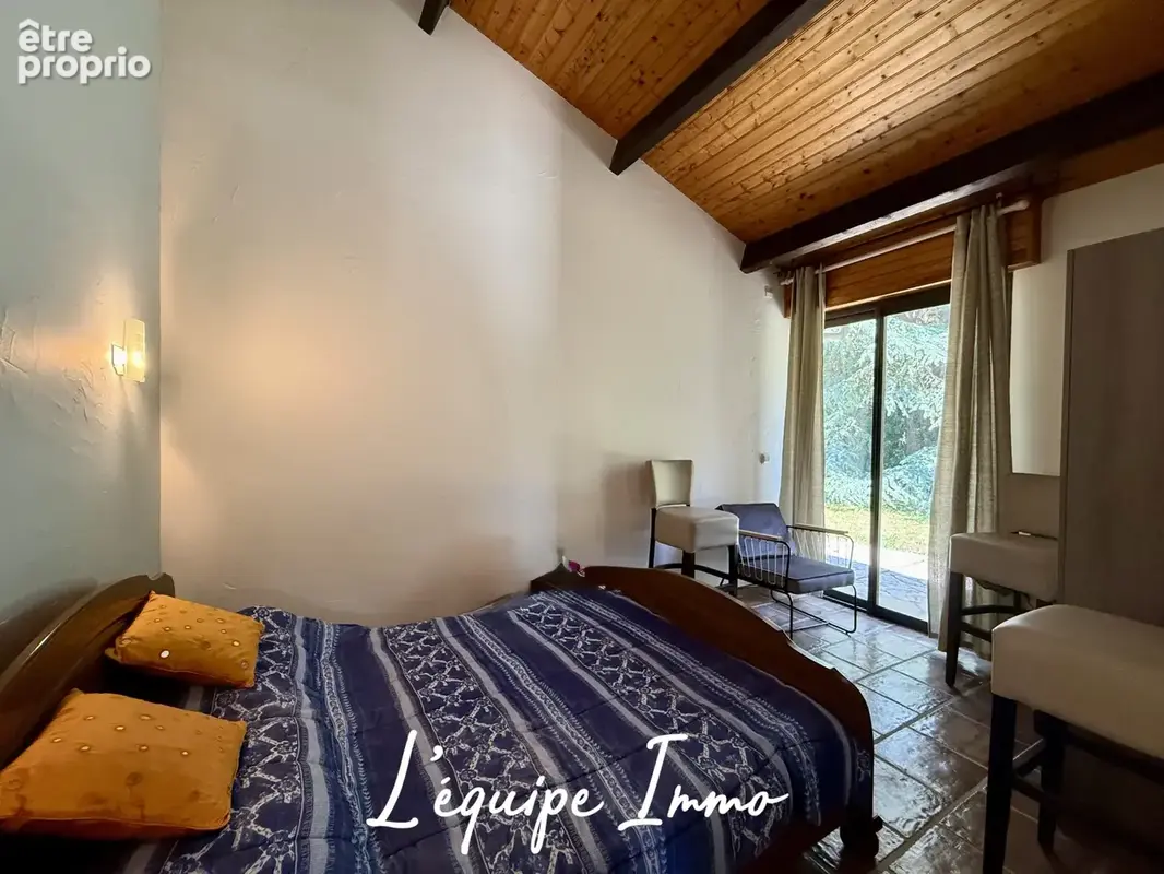 Maison d’architecte de plus de 200 m2 avec piscine sur un terrain de près de 2500 m2 - photo 11