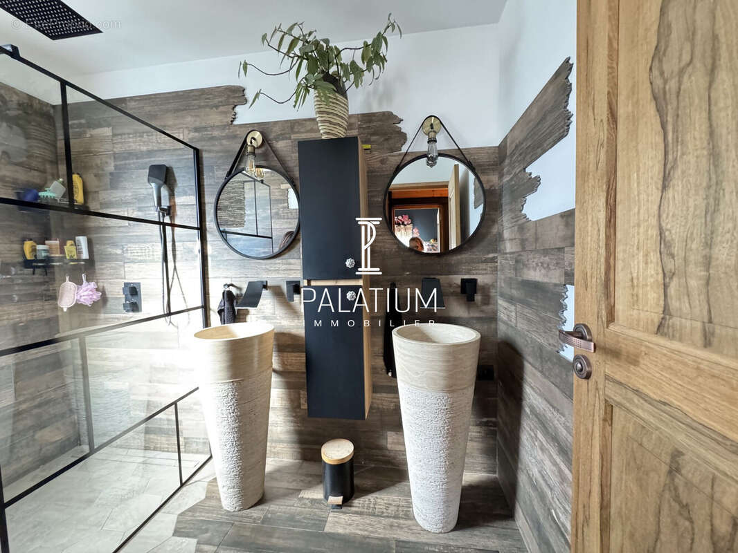 SALLE D&#039;EAU LOGEMENT - Maison à LA BRILLANNE