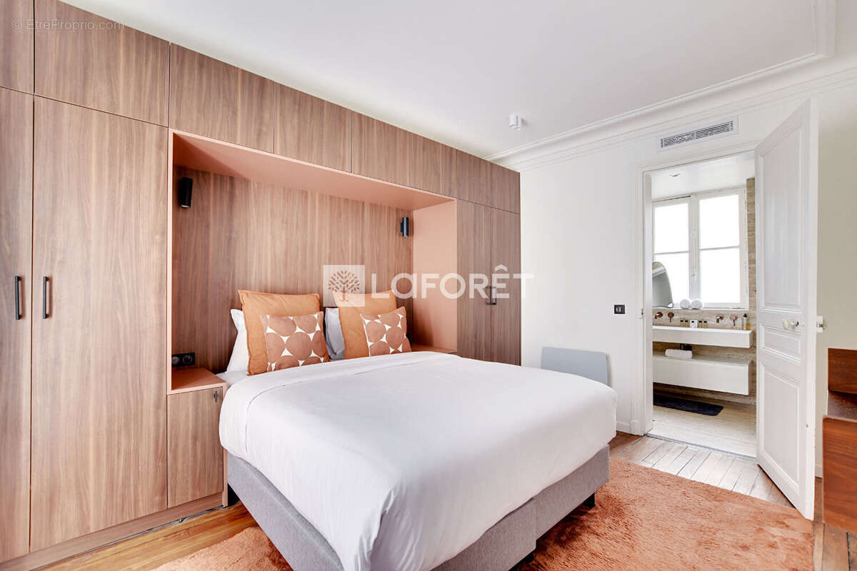 Superbe 2 pièces de 42 m² entièrement rénové, au pied du métro Vaugirard, immeuble ancien ! - photo 6