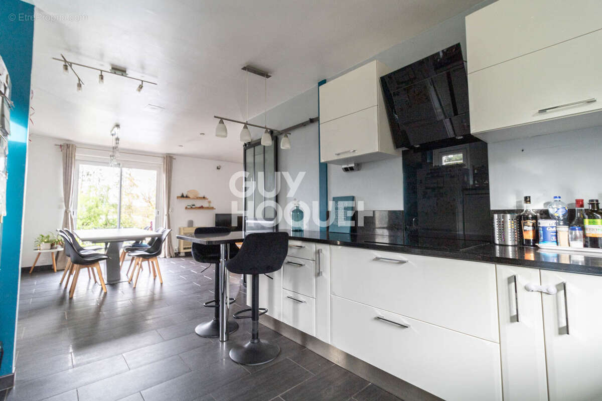 EPÔNE - Grande maison familiale avec deux logements indépendants, dépendances et terrain de 1 258 m² - photo 9