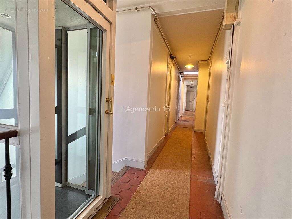 Mairie du xvème / chambre de service / kitchenette et douche / ascenseur principal / jardin commun / - photo 2