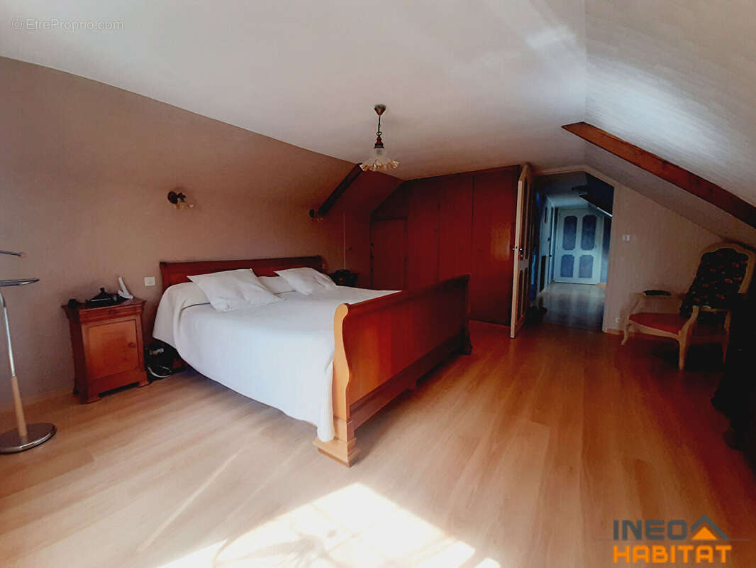 Maison à MONTREUIL-LE-GAST