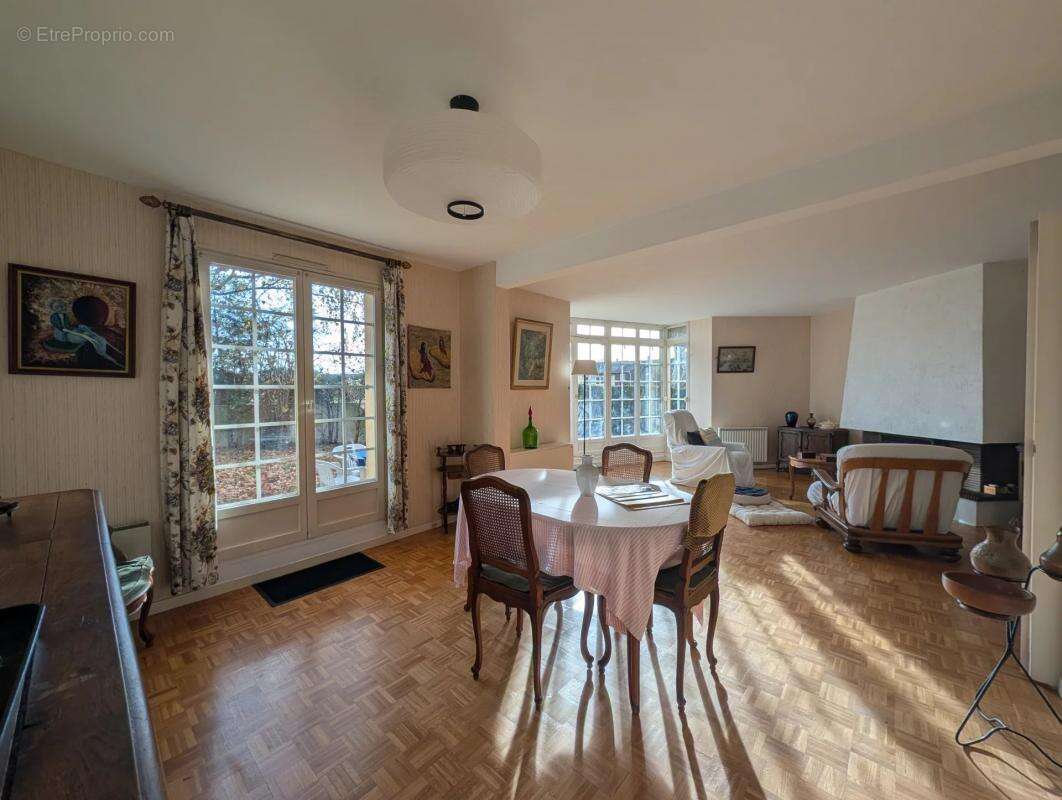 Maison à LES CLAYES-SOUS-BOIS