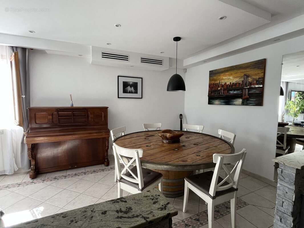 Maison à VIC-LA-GARDIOLE