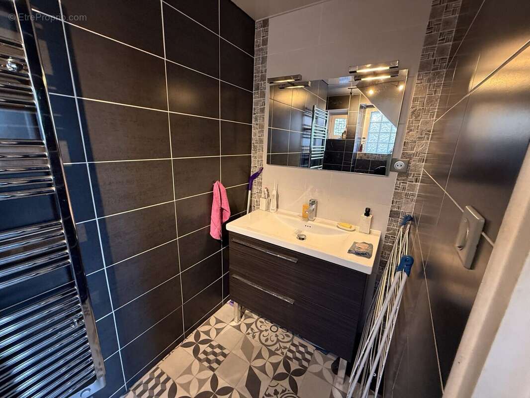 Appartement à BAGNOLS-SUR-CEZE