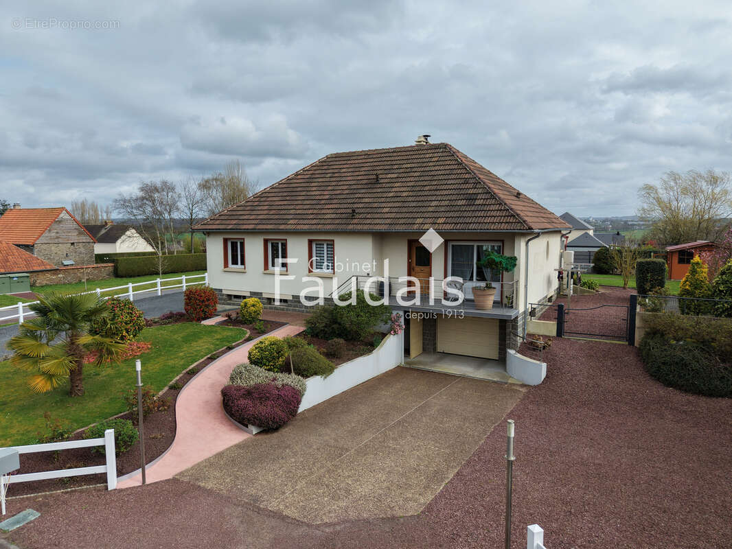 Maison à CONDE-SUR-VIRE