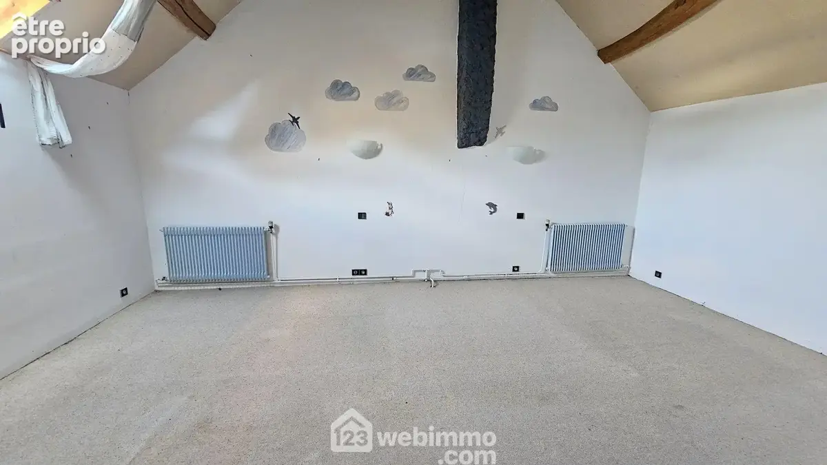 Une seconde chambre de 20 m² très lumineuse et spacieuse.