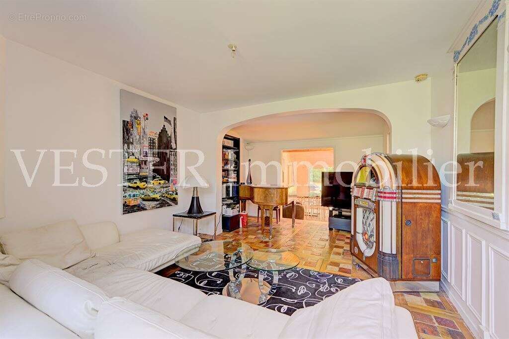 Sur un terrain de 3  000m², très agréable maison familiale d’environ 175m² - photo 8