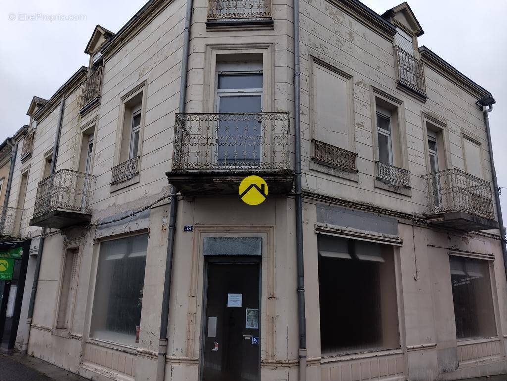 Commerce à LURCY-LEVIS