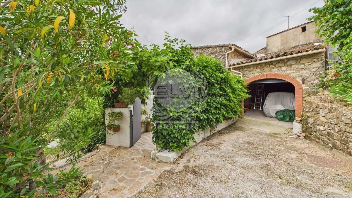 Maison à PLAN-DE-LA-TOUR