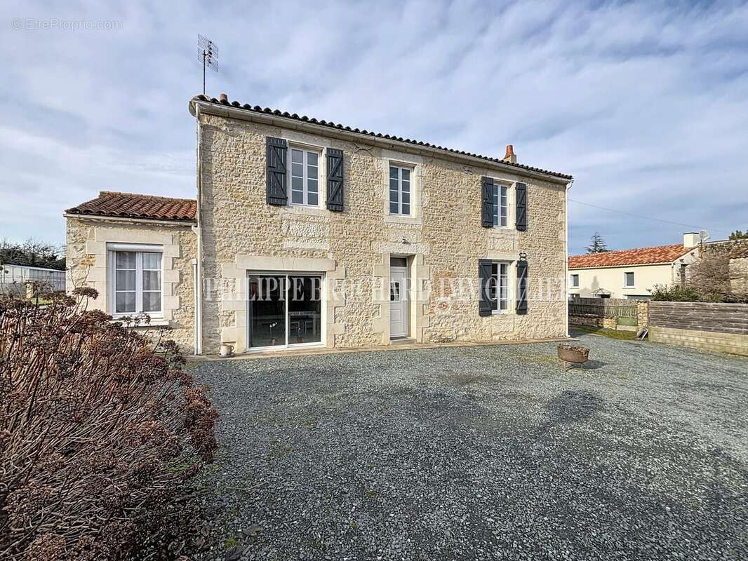 Maison à SAINT-JEAN-DE-BEUGNE