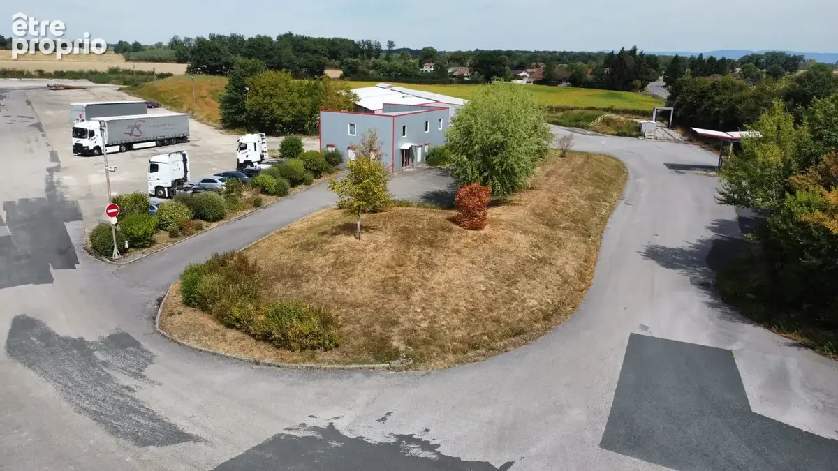 A vendre - batiment logisitque 1600m2 avec terrain 37 000m2 - courtes(01) - photo 2