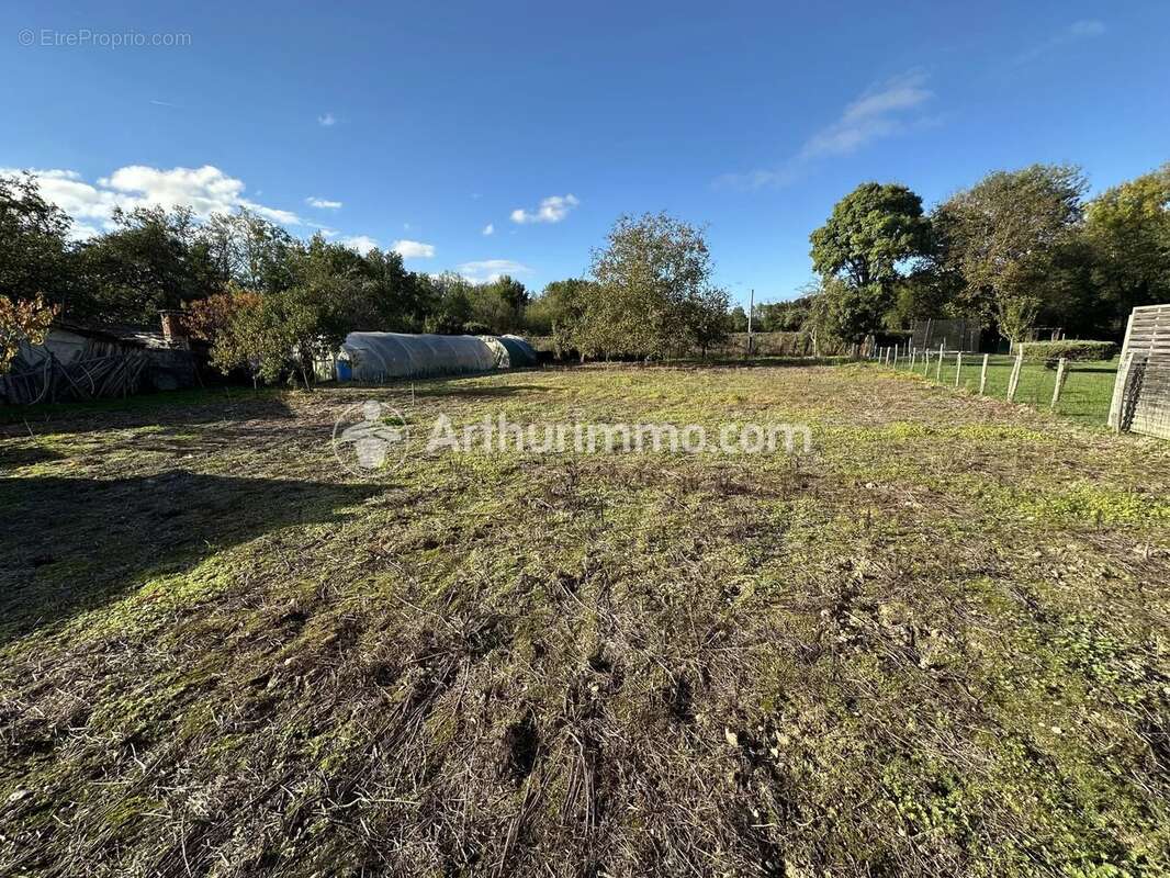 Terrain à SAINT-ASTIER