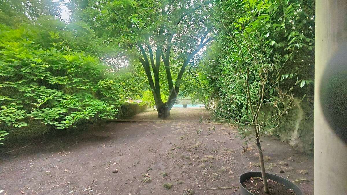 Maison de ville de 312 m² au cur de Roquefort avec jardin, piscine et garage - photo 17