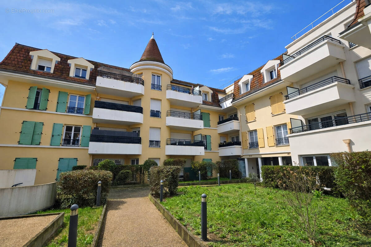 Appartement à VAUJOURS